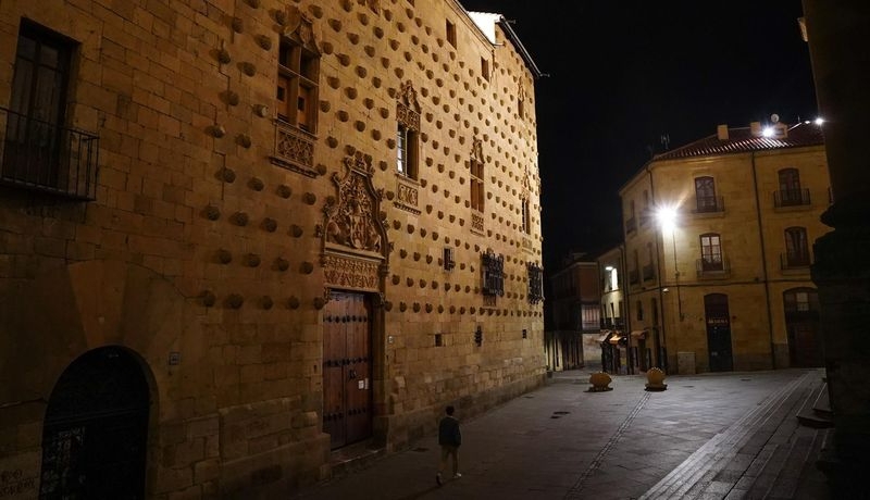 La Casa de las Conchas, entre los edificios emblemáticos de la Vía de la Plata que se iluminarán en Comunidad